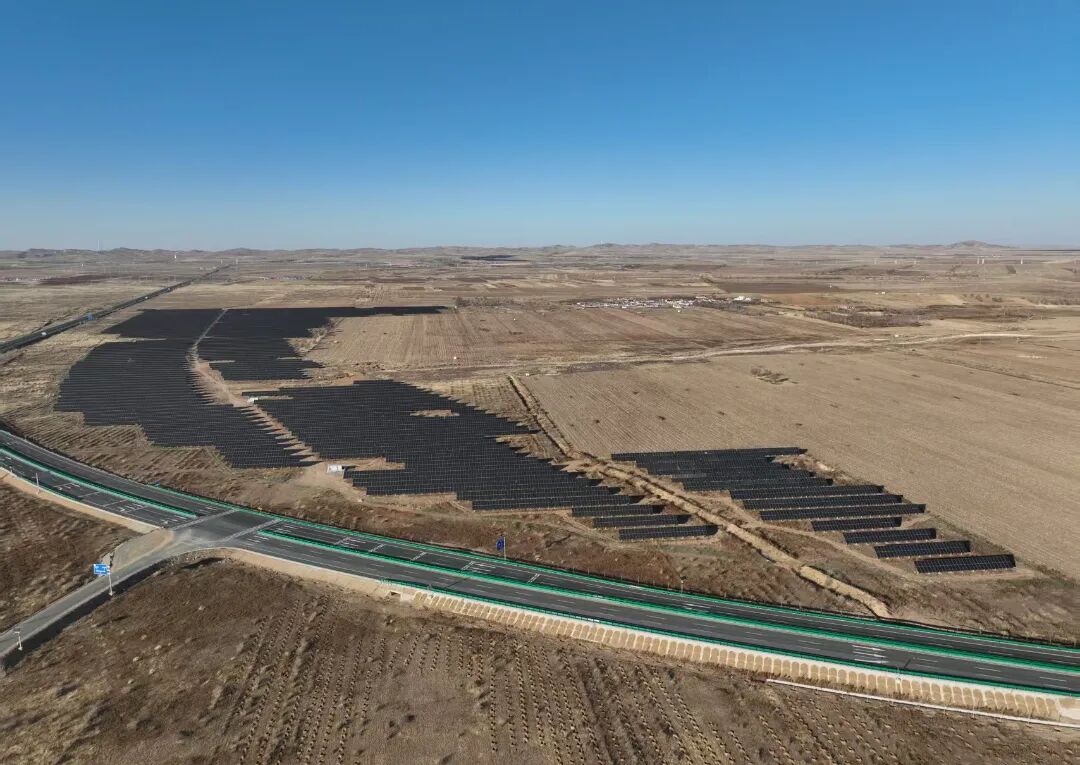 华能察右中旗灵改配置新能源项目首批2.13万千瓦光伏并网
