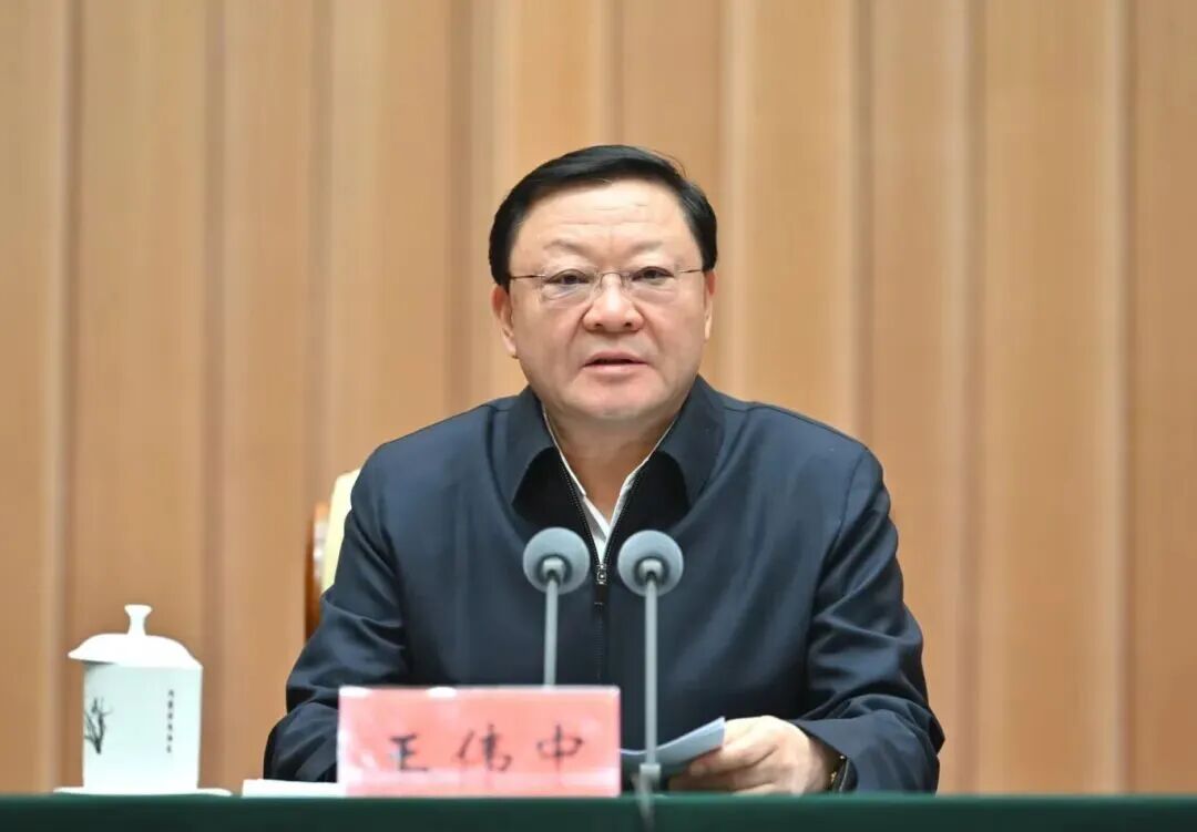 内蒙古党委书记王伟中：谋划推进特高压柔直输电工程，超大智算中心、算电协同等工程