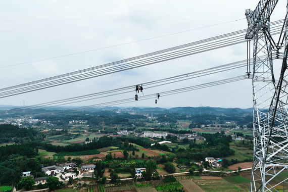 阿坝—成都东特高压工程首个标段贯通
