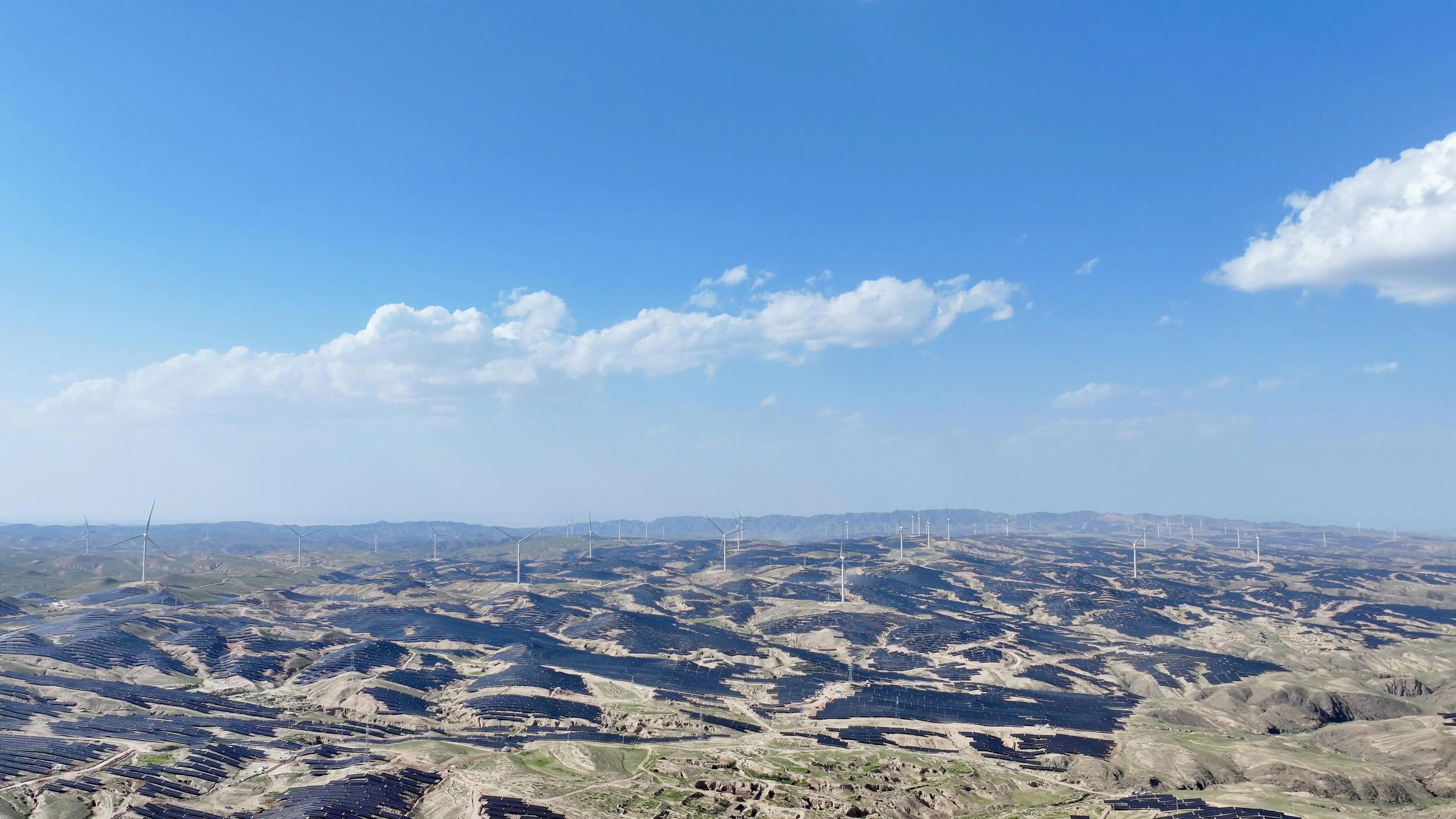 宁夏中卫300万千瓦光伏基地项目首批并网发电